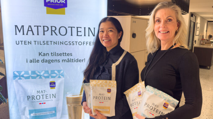 Kategorigruppesjef i Boots, Nancy Nguyen Skulstad og innovasjonsleder i Nortura, Ann-Christin Johnsen Bakke med PRIOR matprotein som nå er å få kjøpt hos Boots apotek